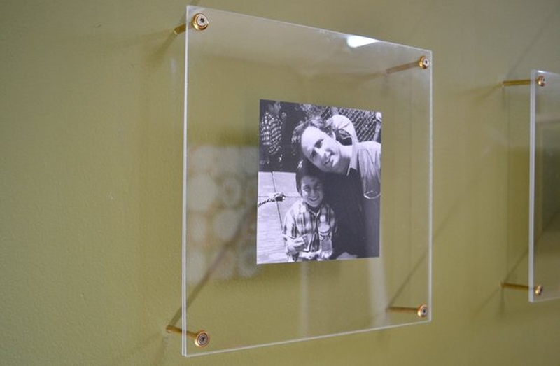 easy-to-do-floating-picture-frames-gives-any-space-a-sleek-and-neat-feel