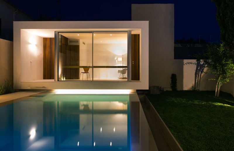 Tony Vila & Joan Miquel Segui designs a pool facing home office