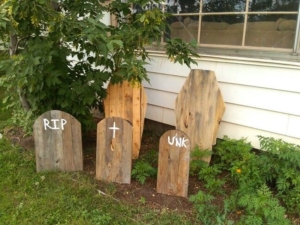18 Cool Pallet Wood Halloween Decoration Ideas (In Pictures)