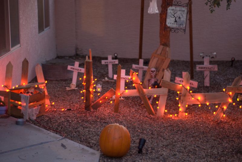 Pallet wood graveyard outdoor Halloween decoration 