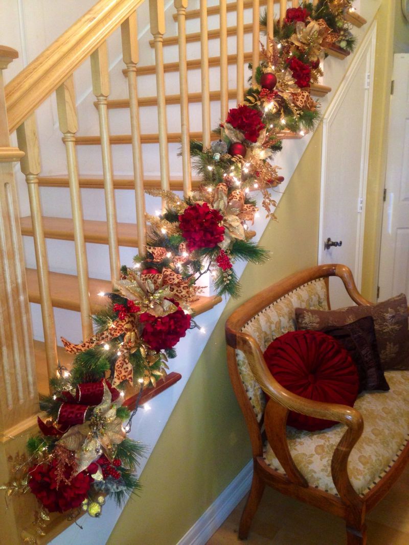 40+ Christmas Staircase Decoration Ideas
